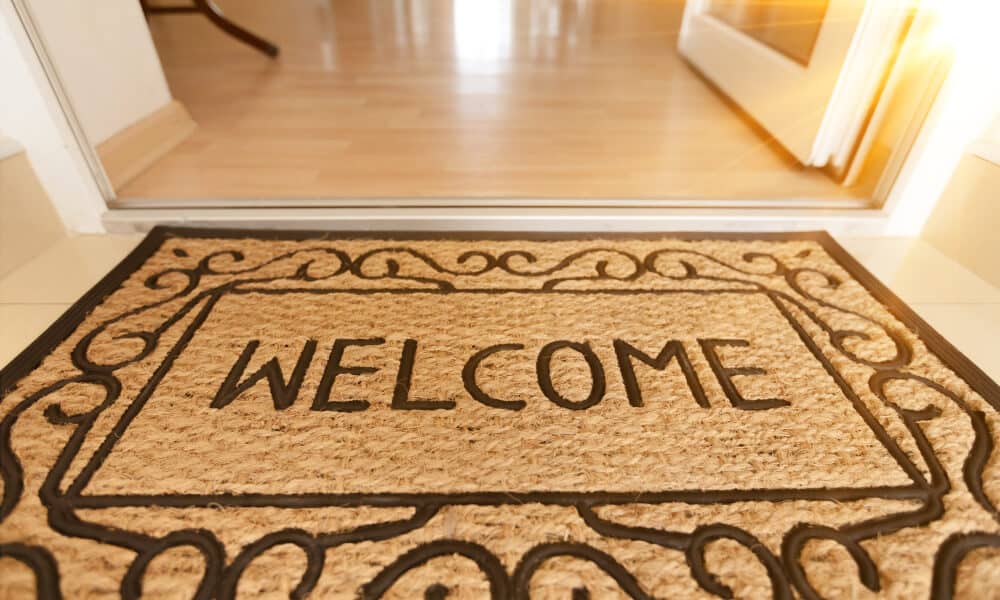 How to get attractive welcome with carpet doormats
